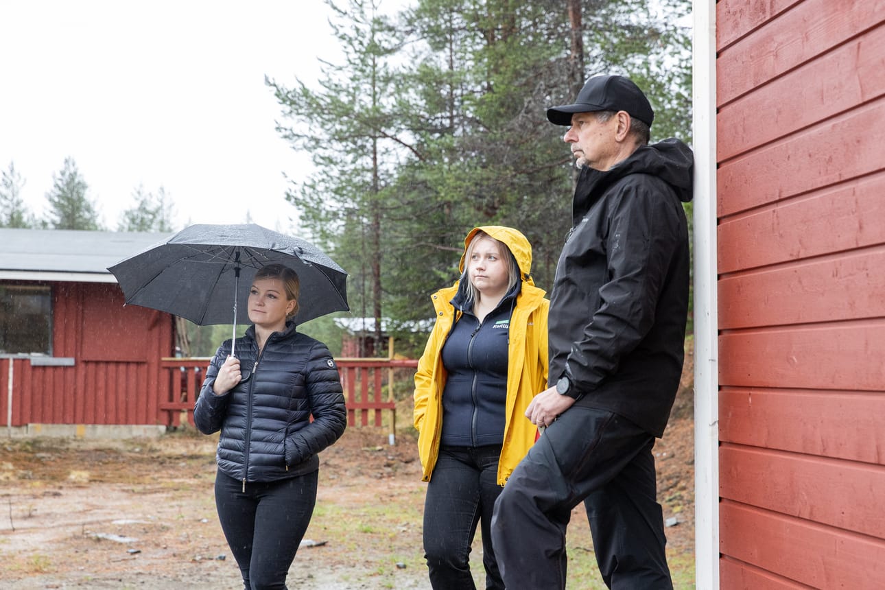Kuusamon ampujat rakensivat vuonna 2025 Kuusamon Vääräjoelle uuden pistooliammuntaradan Leader-tukien avulla. Koillismaan Leaderin toiminnanjohtaja Virpi Kilpijärvi (vasemmalla) vieraili radalla viime syksynä.