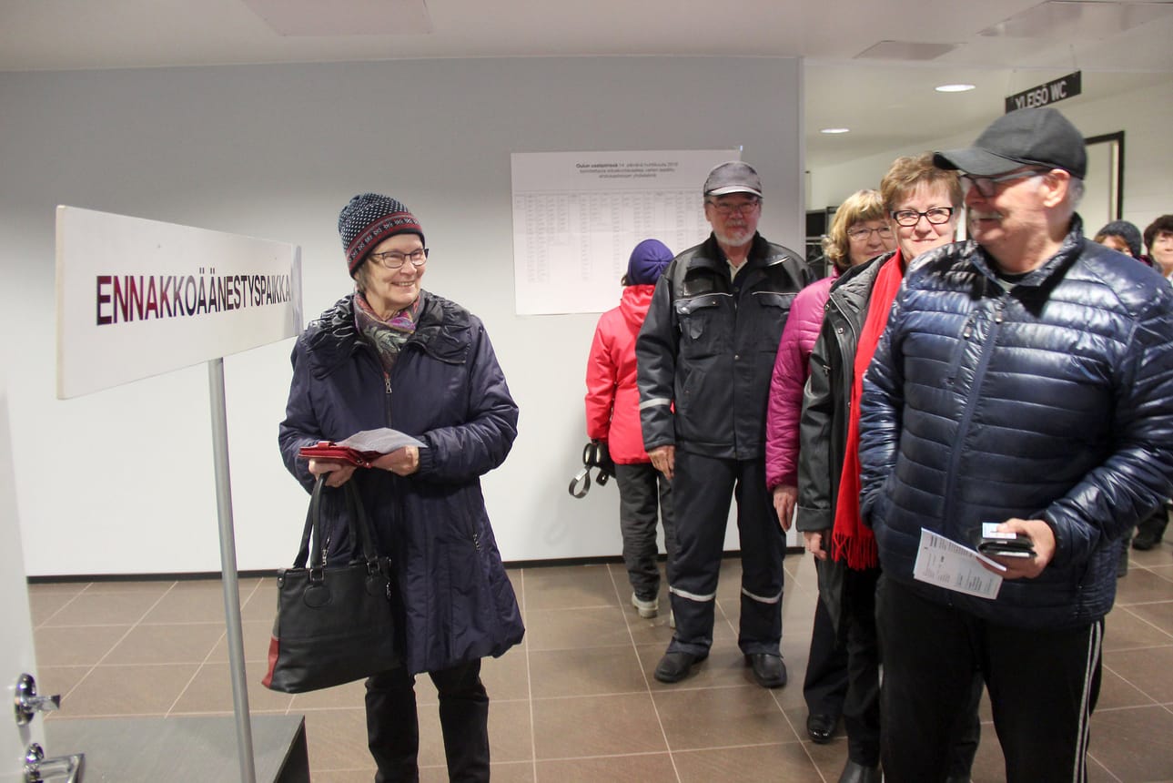 Kyllikki Syrjäpalo oli saapunut kaupungintalolle äänestämään varta vasten 43 kilometrin päästä Siivikosta. Jonossa oli aamukymmen jälkeen lähes 30 halukasta kansalaisvelvollisuutensa suorittajaa.