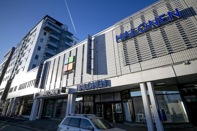 Vaateliike Halonen sijaitsee Megakeskuksessa, jossa tehdään parhaillaan mittavaa remonttia. Sen on määrä valmistua kesäksi. Myös Halosen liikkeen sisällä tehdään pienimuotoista remonttia. KUVA: JAAKKO ELENIUS