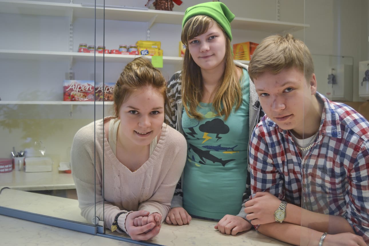 Nuorten parlamentin kuusamolaisedustajat toimivat aktiivisesti oman koulunsa oppilaskunnassa. Rukan koulun oppilaskunnan kioskin luukusta kurkkaavat Anita Komulainen, Emma Haataja ja Niko Tuovila.