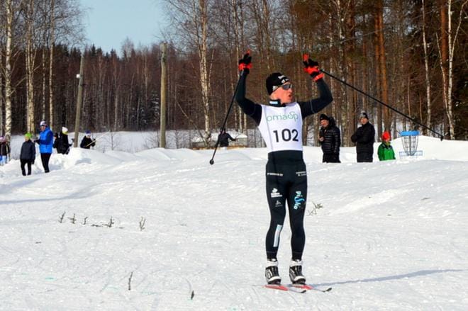IK:n Karri Hakala tuuletti miesten sprinttimestarina Mustikkavuorella. KUVA: KALEVI VIITA