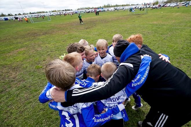 Lapuan Virkiän joukkue tsemppaa alkavaan peliin. Luix Antonio-turnaus on tarkoitettu pojille ikäluokissa D13, D12, E11, E10 ja F9. D13-F9 sarjojen ottelut pelataan raviradan ruohokentillä. Kuvat: Jaakko Elenius