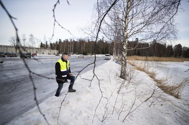 Palveluyksikköpäällikkö Vesa Lehtinen katsoo merenlahtea, jonka päälle pesäpallostadion rakennettaisiin, jos se siirrettäisiin mittansa verran etelään päin. Taustalla näkyy pesäpallostadionin katsomon vaalea takaseinä. KUVAT: JARNO PELLINEN