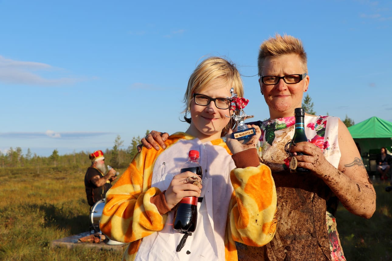 Jami ja Anita Ruokangas esittelevät palkintoja. Marja-Leena Tykkyläinen oli luonut voittajille upeat pokaalit. Kirpputoreilta kerätyt palkintopokaalit olivat saaneet kaunistuksekseen kukkamekkoon pukeutuneen hiihtäjähahmon.