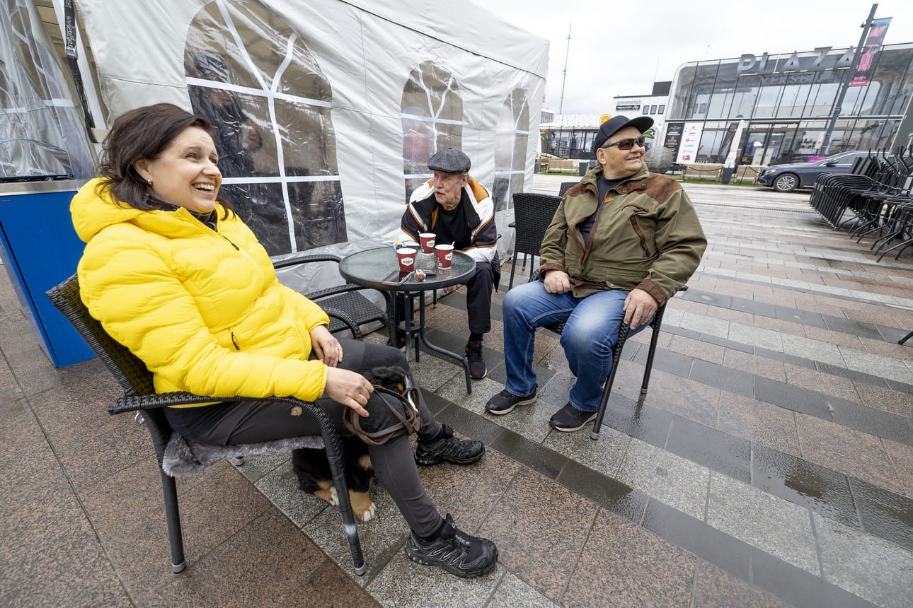Sari Vanhamäki, Osmo Hyvänen ja Martti Vuorenmaa ovat Suomen Nato-jäsenyyden kannalla. Aiemminkin olisi heidän mielestään pitänyt liittyä. Selma-koira ei ota kantaa.