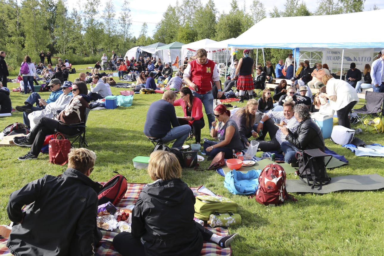 Viimeinen Suvirock toi pihaan mukavasti piknik-kansaa.