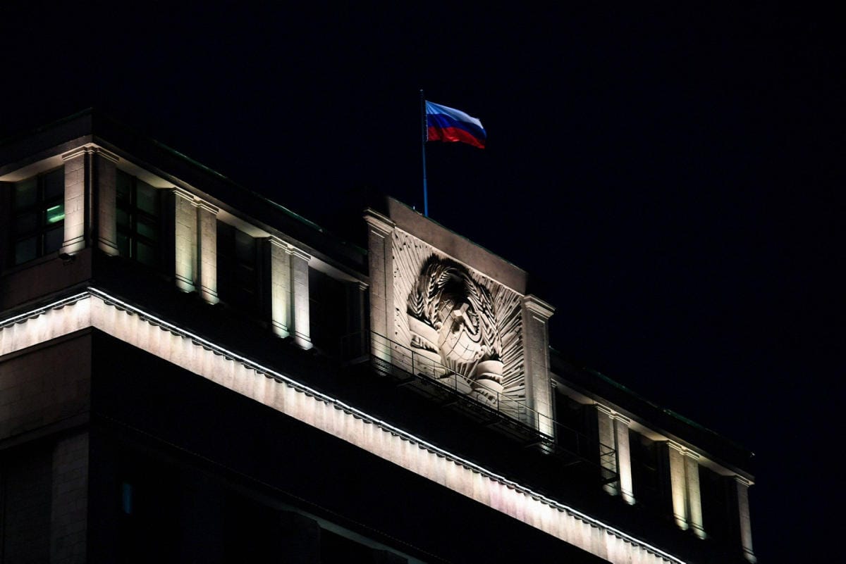Venäjällä duuma hyväksyi perjantaina lain, jonka mukaan Venäjän asevoimiin liittyvien "valeuutisten" levittämisestä voi saada jopa 15 vuoden vankeustuomion. LEHTIKUVA / AFP