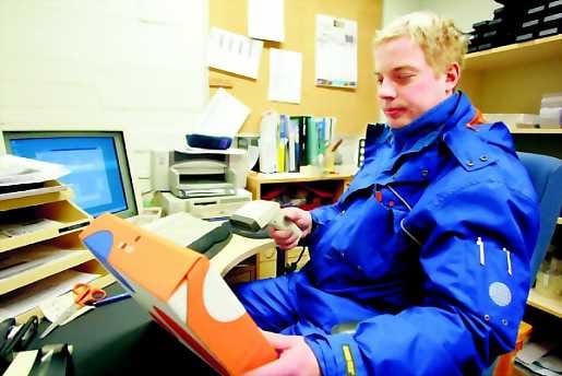 Kotiovelle saakka. Pekka Viinikanoja Oulun Postista lähettää uuden kotipaketin matkaan.