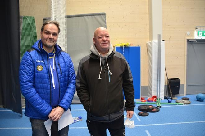 Ankkureiden lentopallojaoston puheenjohtaja Tuomo Haavisto ja lentopalloa pelannut lajin harrastaja Janne Mikkonen valmistelevat miesten mestaruusliigan huippuottelua ottaen huomioon koronaturvallisuuden. Yleisöllä on maskipakko. Monitoimihalli saa mestaruusliigakasteen sarjan kärjessä olevien kotijoukkueen Akaa-Volleyn sekä vierasjoukkueen Savo-Volleyn ottelussa. Eri puolilla verkkoa pelaavat alajärveläissyntyiset Tommi Siirilä ja Panu Pitkänen. KUVA: MARKKU TURPELA