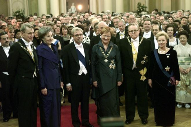 Oi niitä aikoja. Kolme presidenttiparia kuvattiin Linnassa vuonna 2000: Mauno Koivisto ja Tellervo Koivisto, Pentti Arajärvi ja Tarja Halonen, Martti Ahtisaari ja Eeva Ahtisaari. Silloin oltiin liki ja käteltiin niin maan perusteellisesti. KUVA: Raine Lehtoranta / arkisto