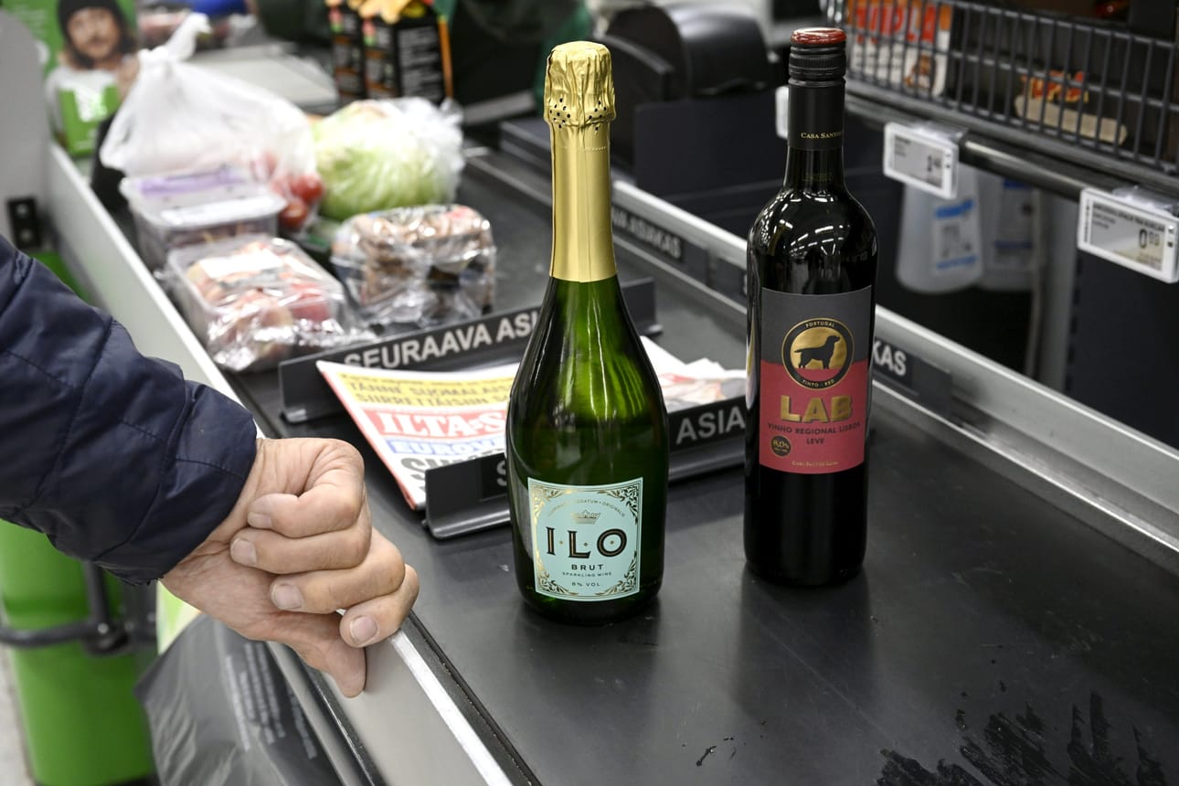 Alkoholijuomat ovat Suomessa verrattain kalliita. LEHTIKUVA / MARKKU ULANDER