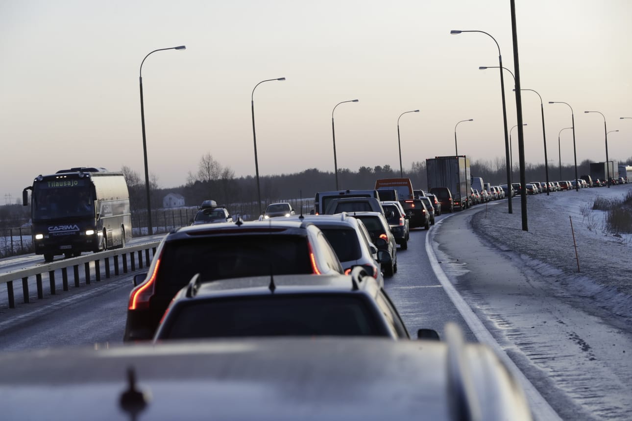 Liikenne on ruuhkautunut Limingan Haaransillan liikenneympyrän läheisyydessä sattuneen peräänajokolarin vuoksi.