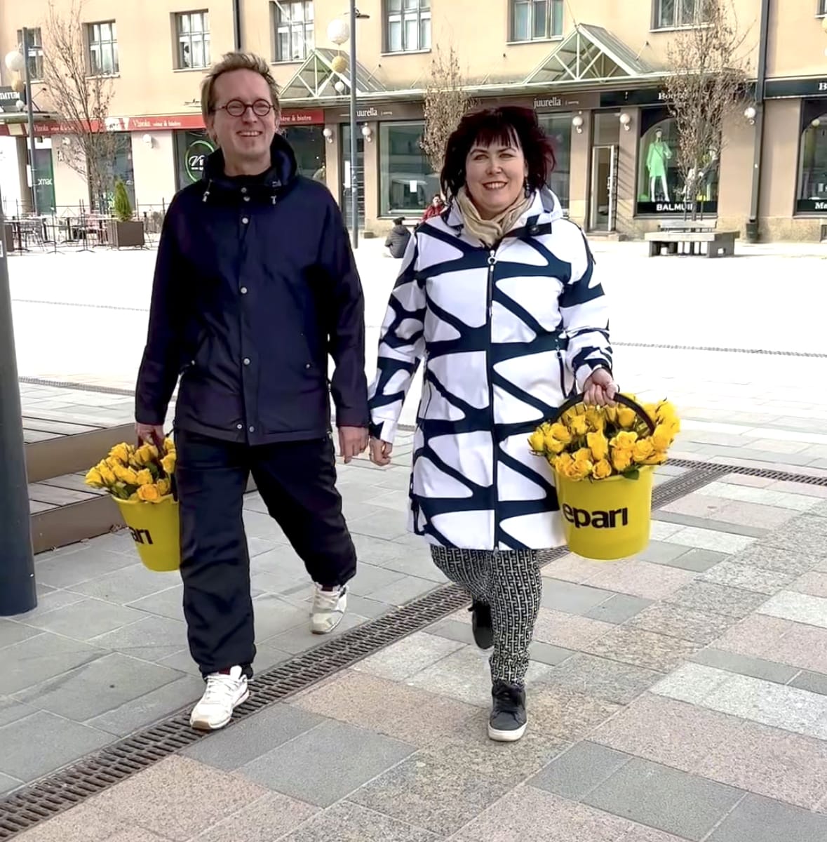 Eparin päätoimittaja Tero Hautamäki ja toimistokoordinaattori Marja Vuorela jakoivat sata ruusua äitienpäivän kunniaksi. Ruusut kulkivat ämpäreissä, jollaisen voi saada arpajaisvoittona tai Eparin syntymäpäiväjuhlassa elokuussa.