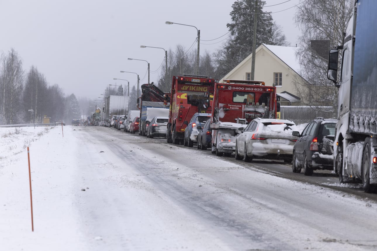 Liikenne ruuhkautui onnettomuuspaikalla.