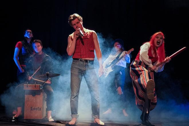 Musiikkinäytelmään Pohjalaisia tänään haetaan muusikoita ja tanssijoita. Näyttelijärooleista vastaavat Etelä-Pohjanmaan Opiston teatterilinjalaiset. Kuvassa teatterin ja esittävän taiteen opiskelijat Daniel Alatalo (vas.), Verna Salo, Ville Päivärinta, Ella Hämäläinen ja Venla Sippola. Kuva: Katariina Ristimäki