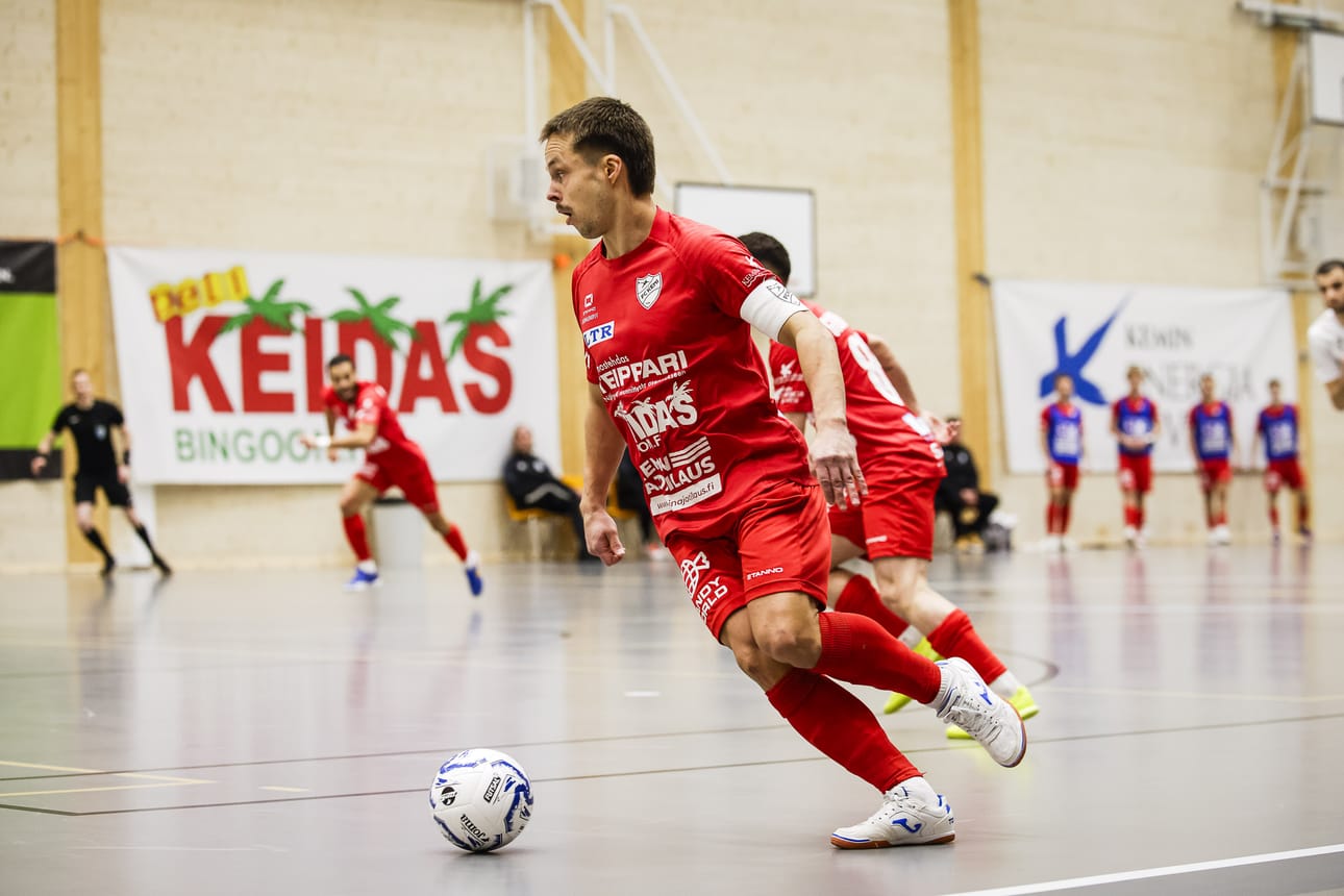 Vesa Lilja palkittiin FC Kemin parhaana pelaajana kärkiottelussa.