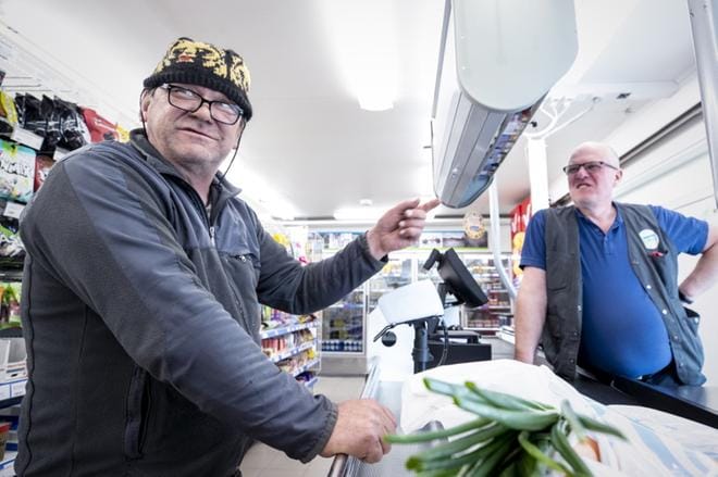 20 vuotta maailmalla työskennellyt Juha Kalliomäki pysähtyy aina lähikaupassa Suomi-kotiin ajaessaan. Takana kauppias Jyrki Ahola. KUVAT: PAULA KASKIMAA