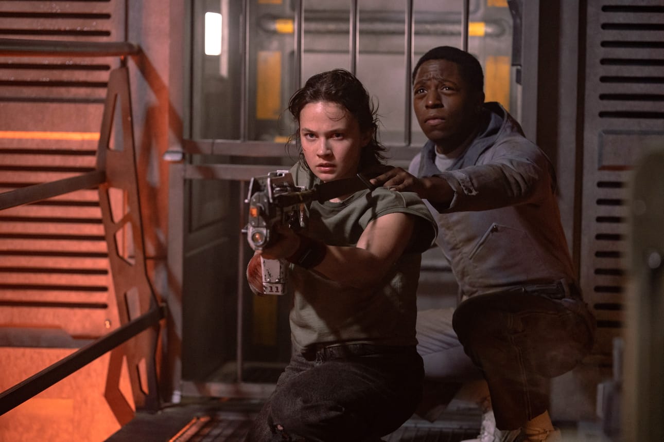 Rain (Cailee Spaeny) ja synteettinen Andy (David Jonsson) ovat Alien: Romuluksen epäsuhtainen taistelupari. Fede Àlvarezin teos yltää sarjan parhaimmistoon.