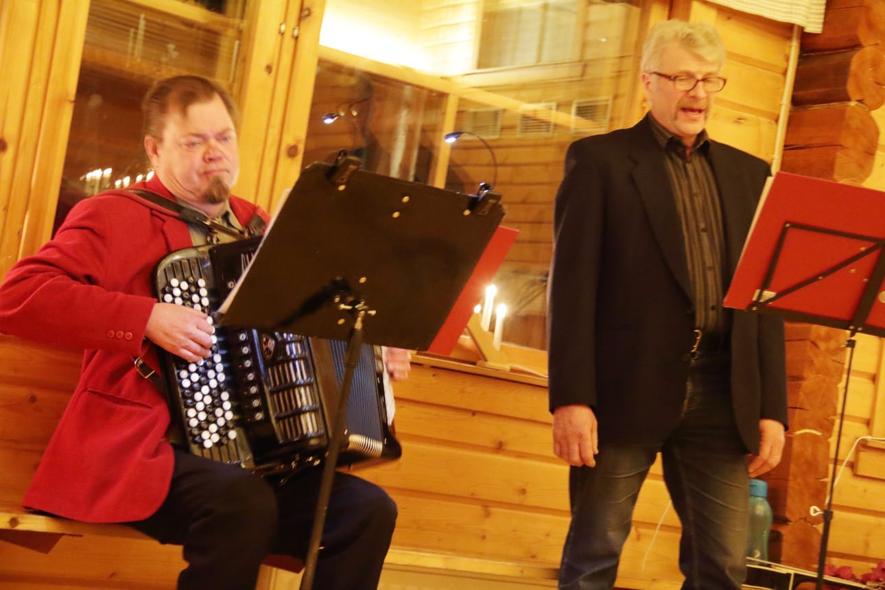 Mikko Peltola ja Raimo Jokela esiintyivät järjestöjen yhteisessä tilaisuudessa Honkamajalla.