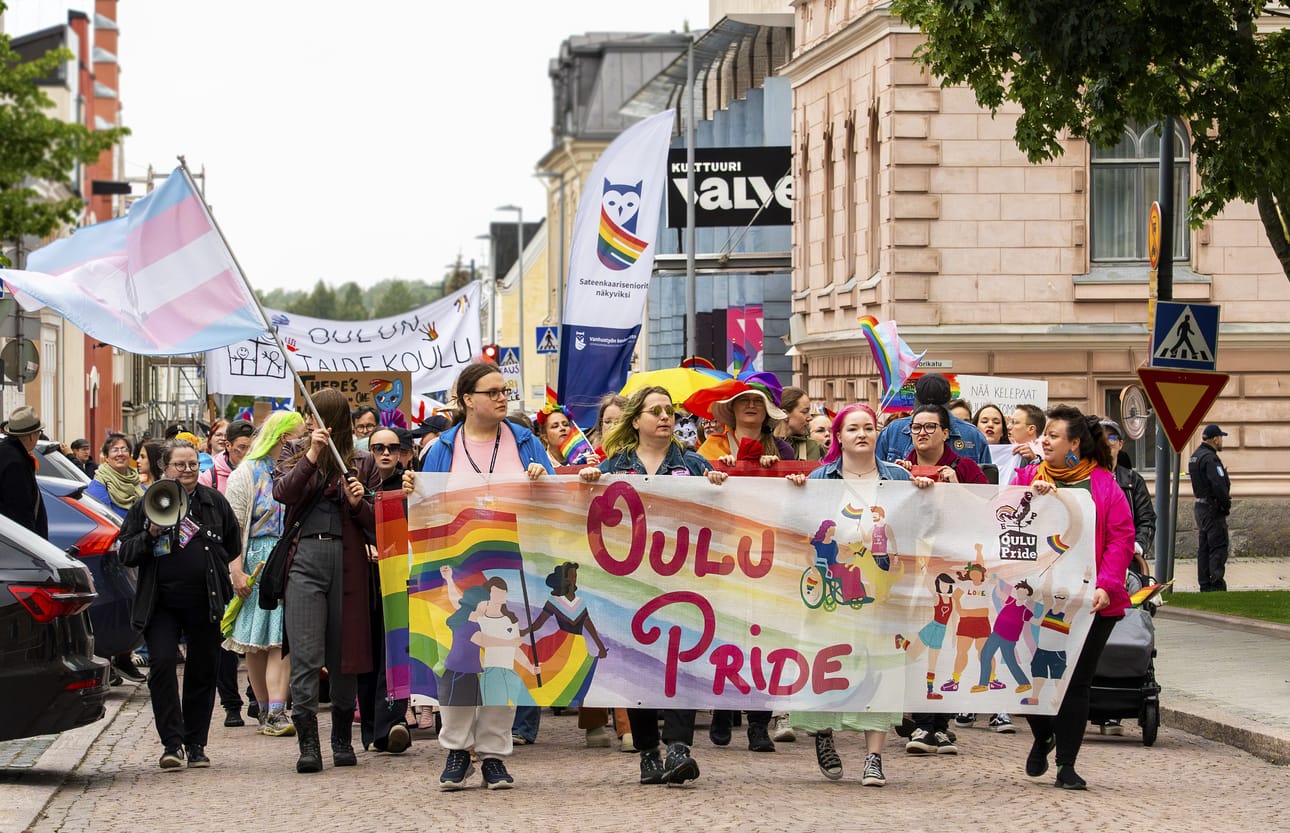 Oulu Pride 2026 -kulkueessa oli todennäköisesti ennätysmäärä ihmisiä mukana.