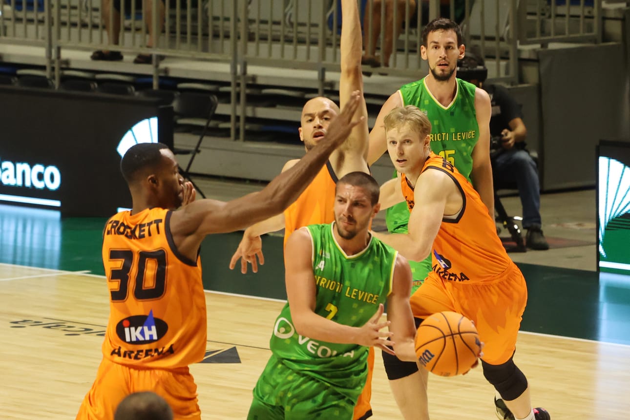 Kuvassa takana keskellä oleva Cameron Jones oli Kauhajoen Karhu Basketin paras pelaaja Espanjan Malagassa. Joukkue hävisi slovakialaiselle Patrioti Levicelle 57-81. Joukkuetovereista vasemmalla on urallaan kolmannen kerran BCL-karsintoja pelaava 30-vuotias laituri Jeffrey Crockett ja oikealla Miikka Marttinen.