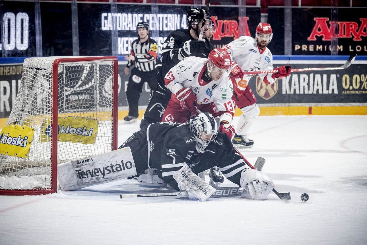 Sportista ei ollut TPS:n kukistajaksi enää lauantaina. Sport-pelaajista TPS-vahti Andrey Kareevia ahdistamassa Erik Riska.