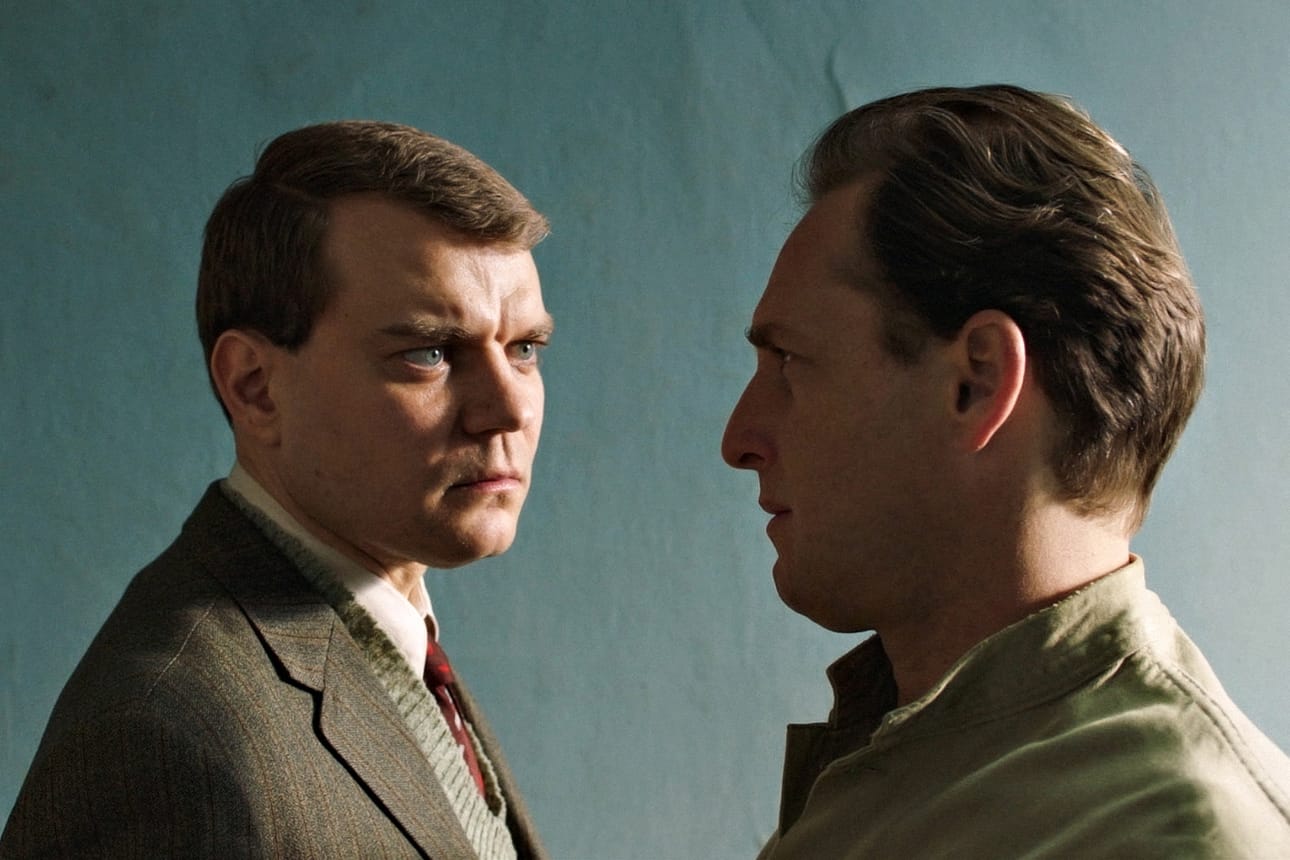 Pankkiryöstöjen ja murhien sarja syöksee rikosetsivän syvälle hypnoosin ja henkisen manipulaation maailmaan. Elokuva perustuu tositapahtumiin. Pilou Asbæk esittää komisario Anders Olsenia ja Josh Lucas karismaattista Bjørn Schouw Nielseniä.