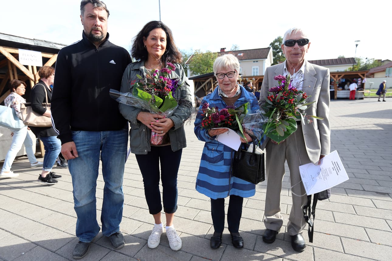 Raahen Pimiöillä palkittiin Jarkko ja Tiina Tuohimaa, Anja Swaljung ja Pekka Nuutinen vanhojen talojen onnistuneista korjaamisista.