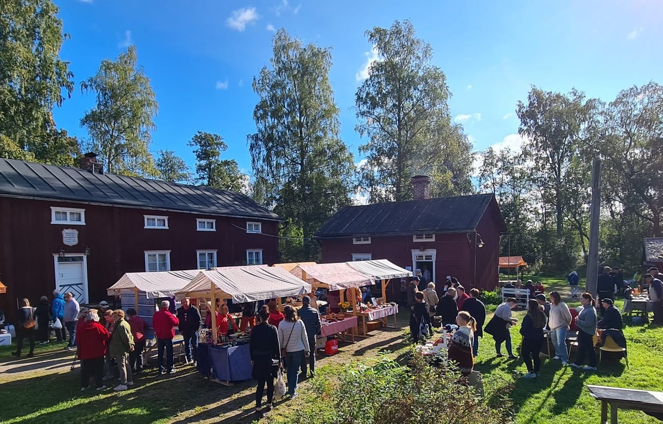 Myyntikojut levittäytyvät paikalle museorakennusten eli talonpoikaistalon, pikku tuvan, aittojen ja navetan muodostamalle sisäpihalle.