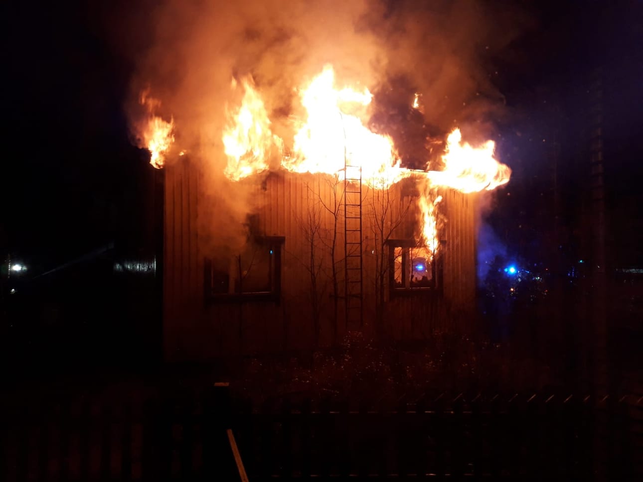 Asumaton talo paloi Kemissä sunnuntain vastaisena yönä. Lukijan kuva.