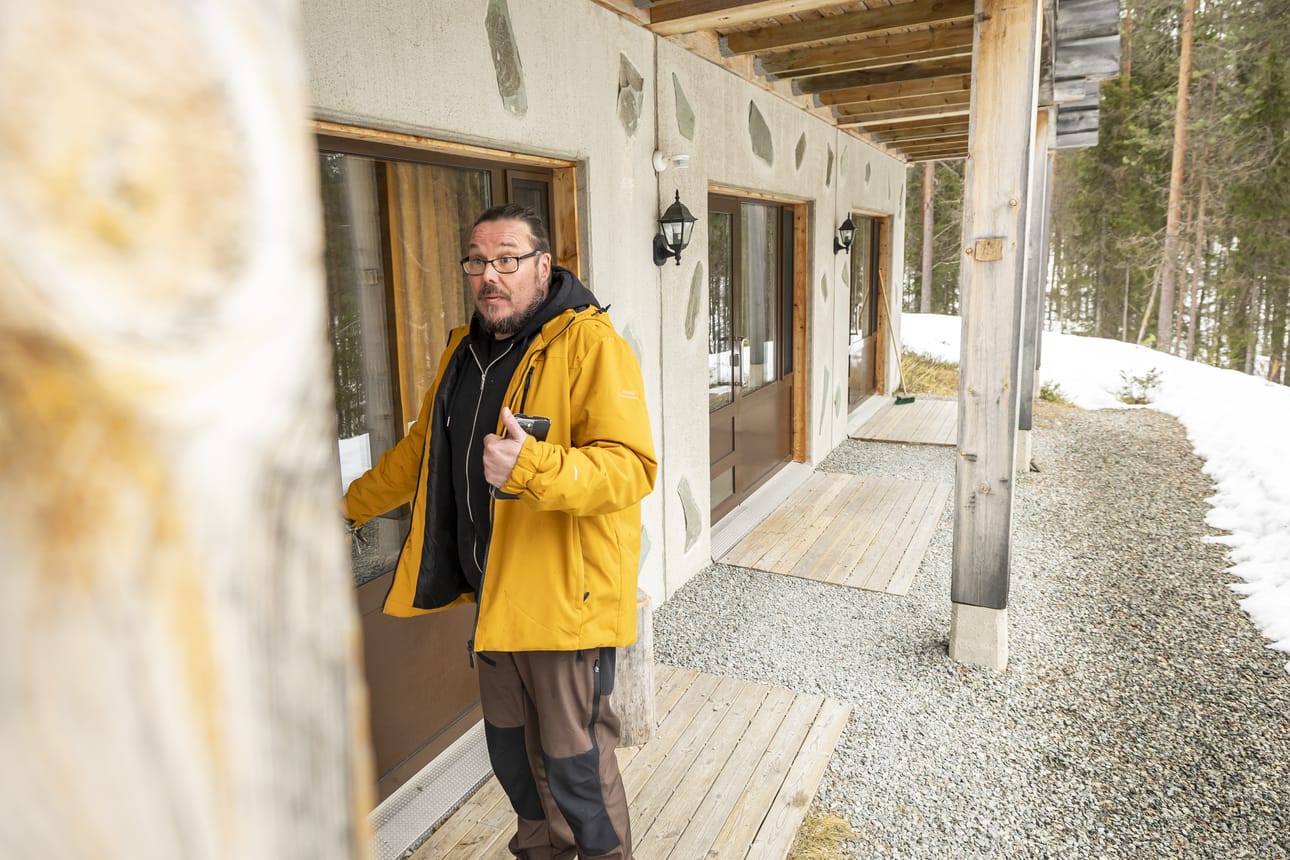 Kalle Koskinen esitteli hotellihuoneita, jotka ovat päärakennuksen vieressä.