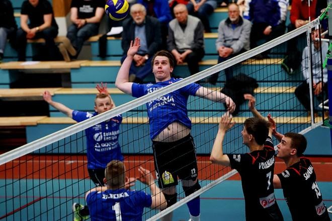 Jymy-Kuutoset karsi sarjapaikasta kolmen joukkueen pudotuskarsintasarjassa, jossa Jymy sarjan voittajana varmisti sarjapaikan. Iskemässä Karri Raveala. Kuva: Jaakko Elenius