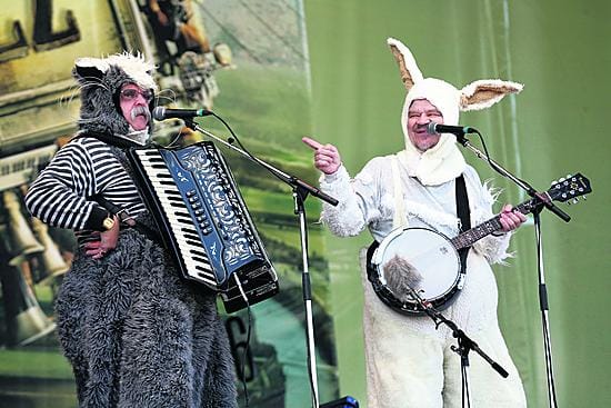 Pedro Hietasen (vas.) ja M.A. Nummisen soitto riemastuttaa lapsia ja lapsenmielisiä.