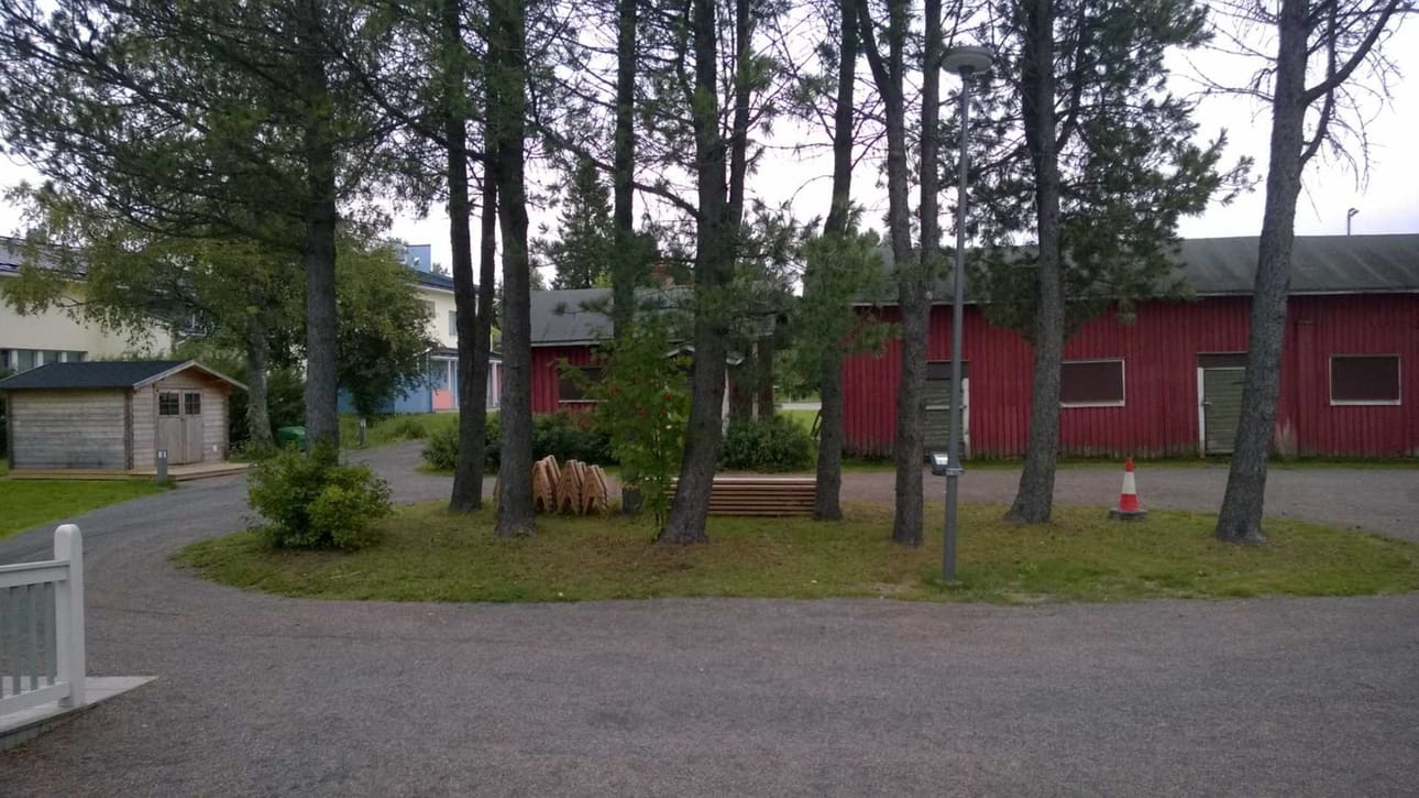 Penttilän talon piharakennukset ja maisema kaipaa kirjoittajan mielestä asiaan tarttumista.