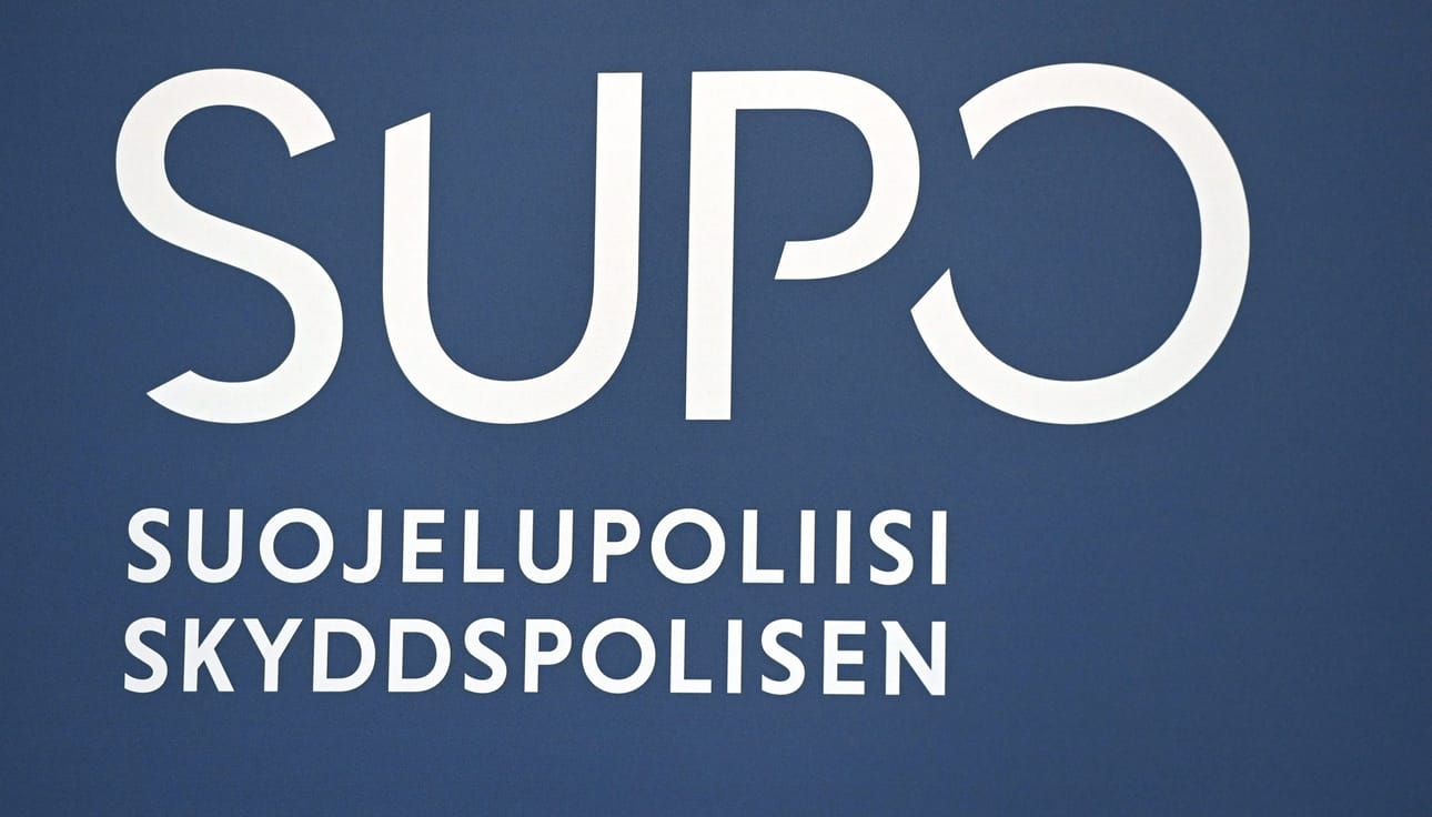 Droonihavaintoja selvittää suojelupoliisi yhdessä paikallispoliisin kanssa. LEHTIKUVA / Heikki Saukkomaa