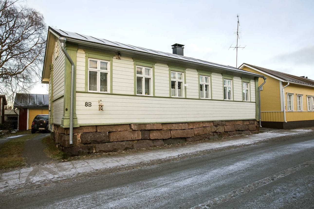 Koti Saaristokadulla sai onnistuneesta peruskorjauksesta Viiskanta-palkinnon vuonna 2005. Kolme huonetta käsittävän talon vanhimmat osat ovat 1700-luvulta.