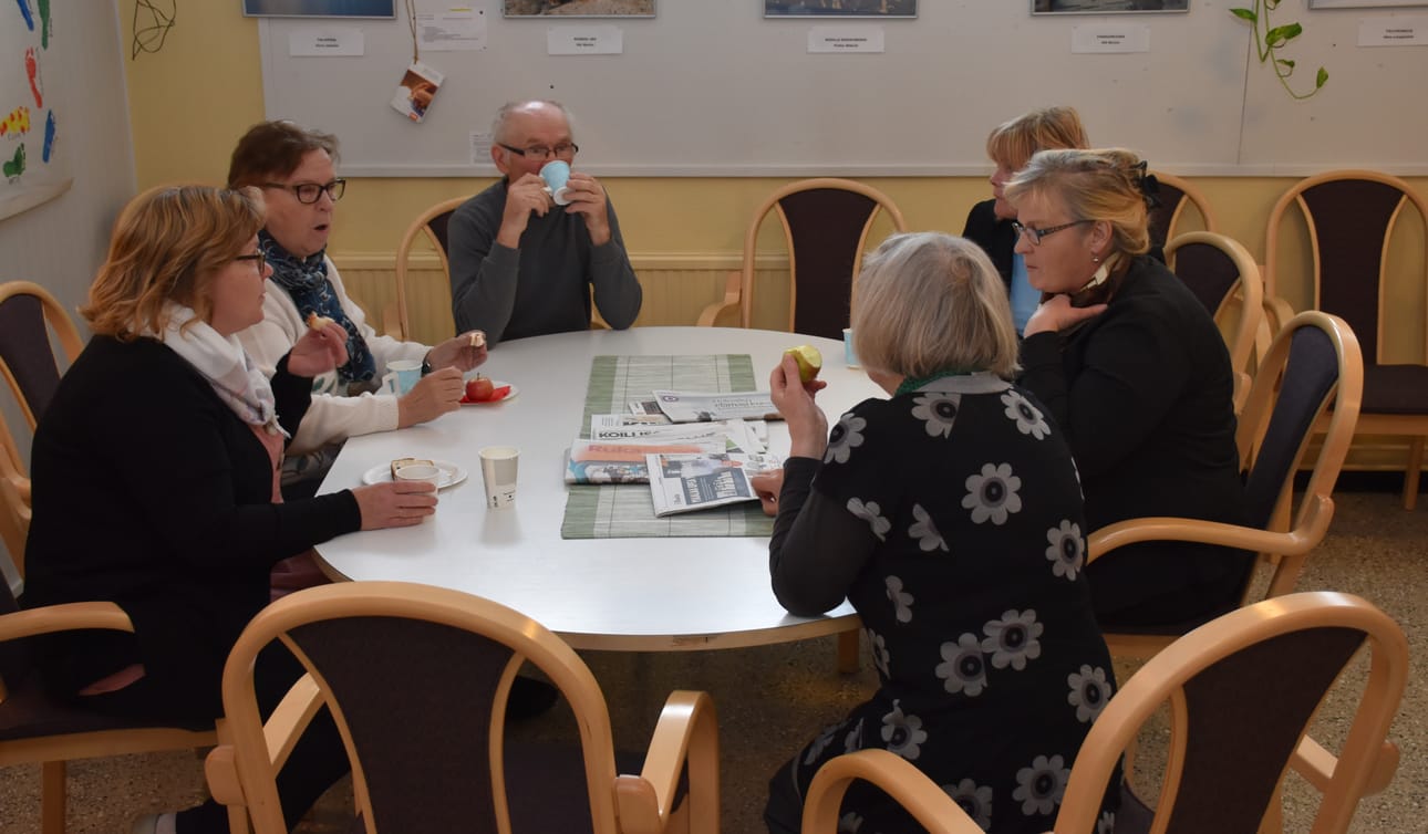 Marjo Hautala (vas.), Leila Luksua, Seppo Heikkala, Marja Tuomivaara, Leila Iisakka ja Irja Lohilahti (selin) nauttivat kahvit ennen valtuustosaliin siirtymistä.