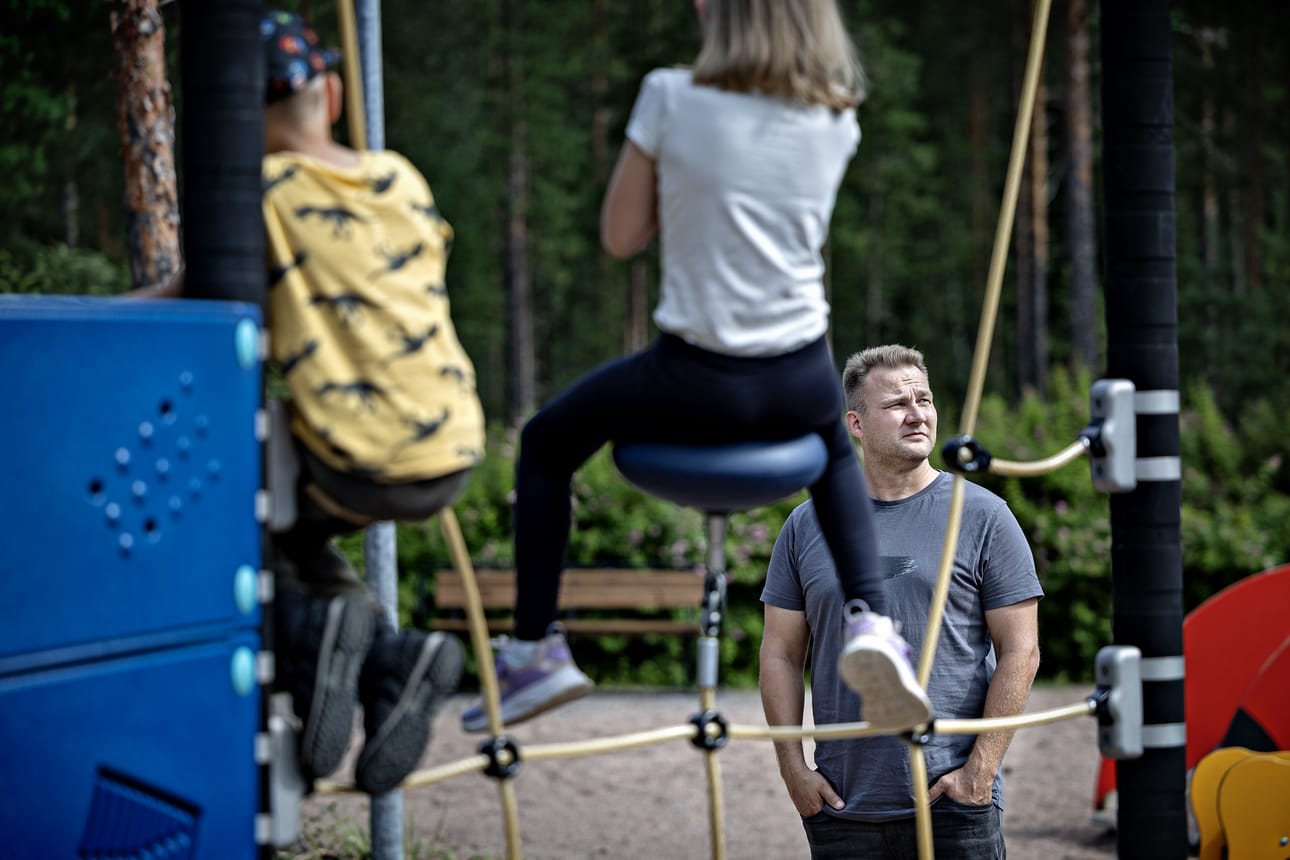 Rami Korpi on yksi vanhemmista, jotka vastustavat luontopäiväkoti Vihreän Willan uusia kulkuneuvoja turvattomina. Tähän asti lapset on kuljetettu metsäretkille autolla. Jatkossa lapset pääsevät retkille tavarapyörällä.
