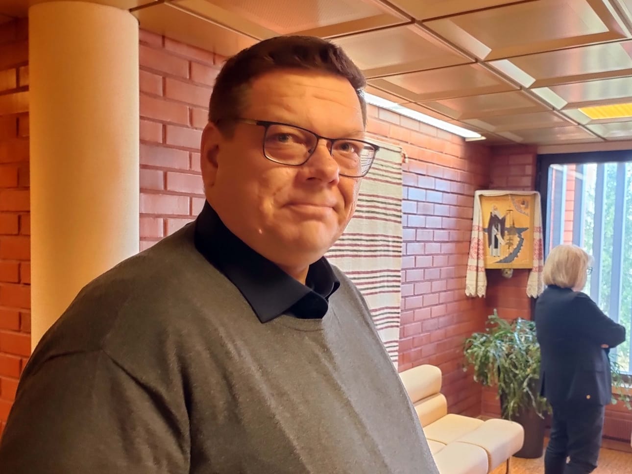 Saamelaiskäräjien 1. varapuheenjohtaja Leo Aikio kuvattuna Muddusjärven paliskuntaa koskevan oikeudenkäynnin yhteydessä Inarin kunnantalolla Ivalossa.