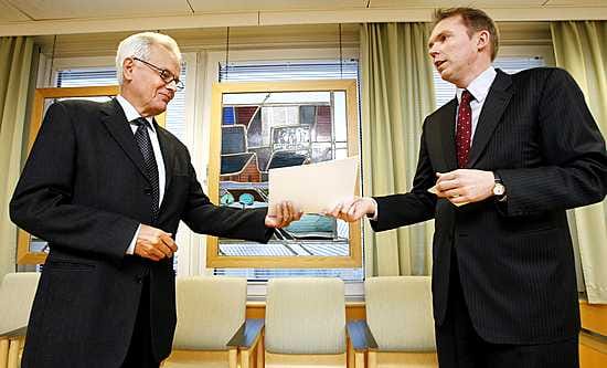 Kalevan päätoimittaja Markku Mantila luovutti Kalevan Vuoden julkisuusteko -palkinnon teollisuusneuvos Seppo Arposelle (vas.) hänen rohkeasta eltaantumiskritiikistään.