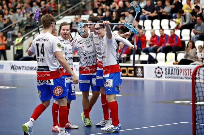 SPV:n Juuso Keskinen, Tuomas Mustonen, Ville Kuusela, Petri Hakonen ja Riku Hakanen ovat taas valmiit juhlimaan maaleja yhdessä ryppäässä. Kuva Tomi Kosonen