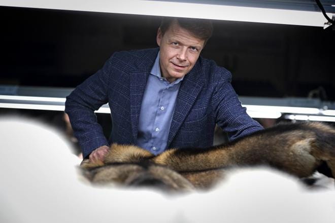 Saga Furs Oyj:n toimitusjohtaja Pertti Falleniuksella oli huonoja ja hyviä uutisia Seinäjoelle kokoontuneelle turkisväelle. Ylituotanto painaa hintaa alas vielä tällä kaudella, mutta parempaan päin ollaan menossa. KUVA: KARI LÖFHJELM
