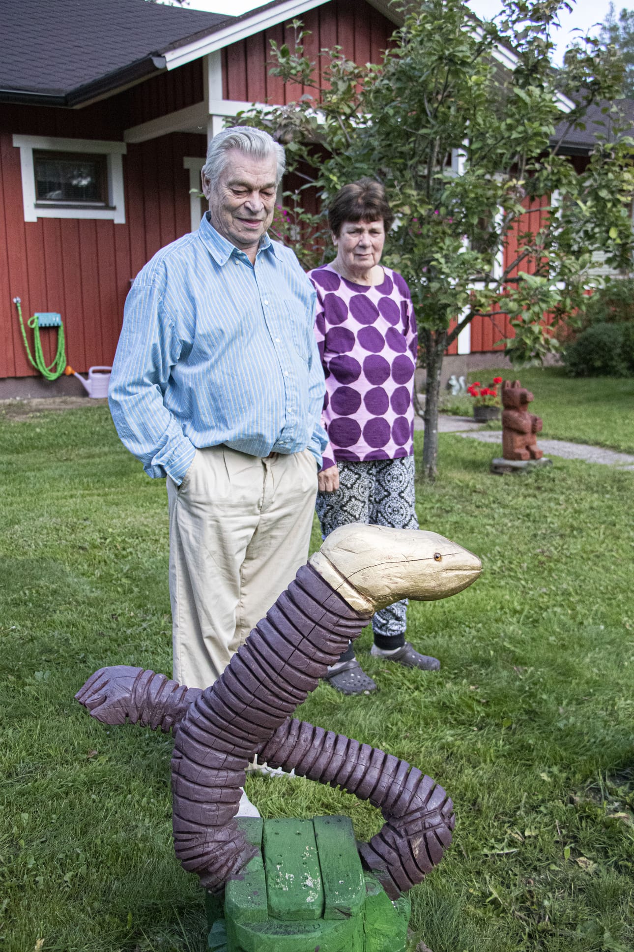 Tuttava toi Tauno Uusikankaalle mutkaisen puunoksan, ja tämä teki siitä Einari-boan. Taustalla Anja Rankinen.