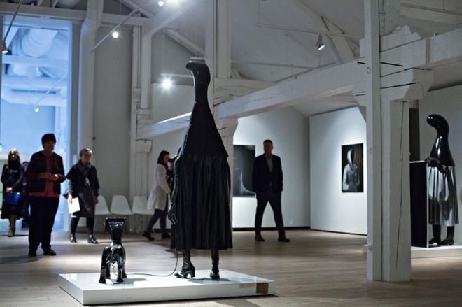 Kuntsin modernin taiteen museossa on esillä maalausten ja valokuvien lisäksi myös veistoksia. Juhani Linnovaaran "Kävelyllä" vuodelta 1970 on koko näyttelyn vanhin teos. Kuva: Minna Antila