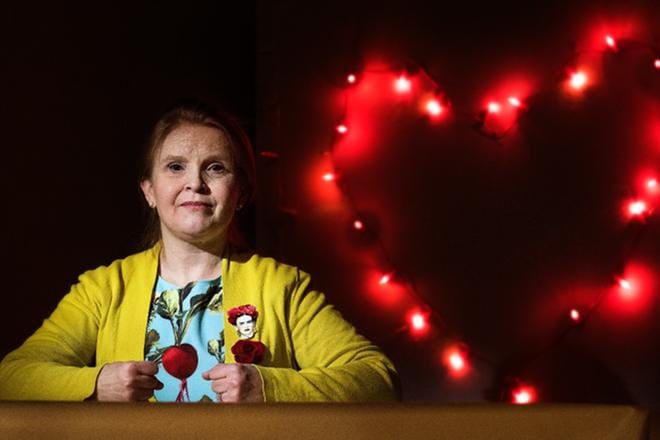 Taiteilijan joulusaarnan pitää tekstiili- ja käsitetaiteilija Jenni-Juulia Wallinheimo-Heimonen Ylen Radio 1:ssä jouluaattona kello 17.15. Kuva: Yle Kuvapalvelu