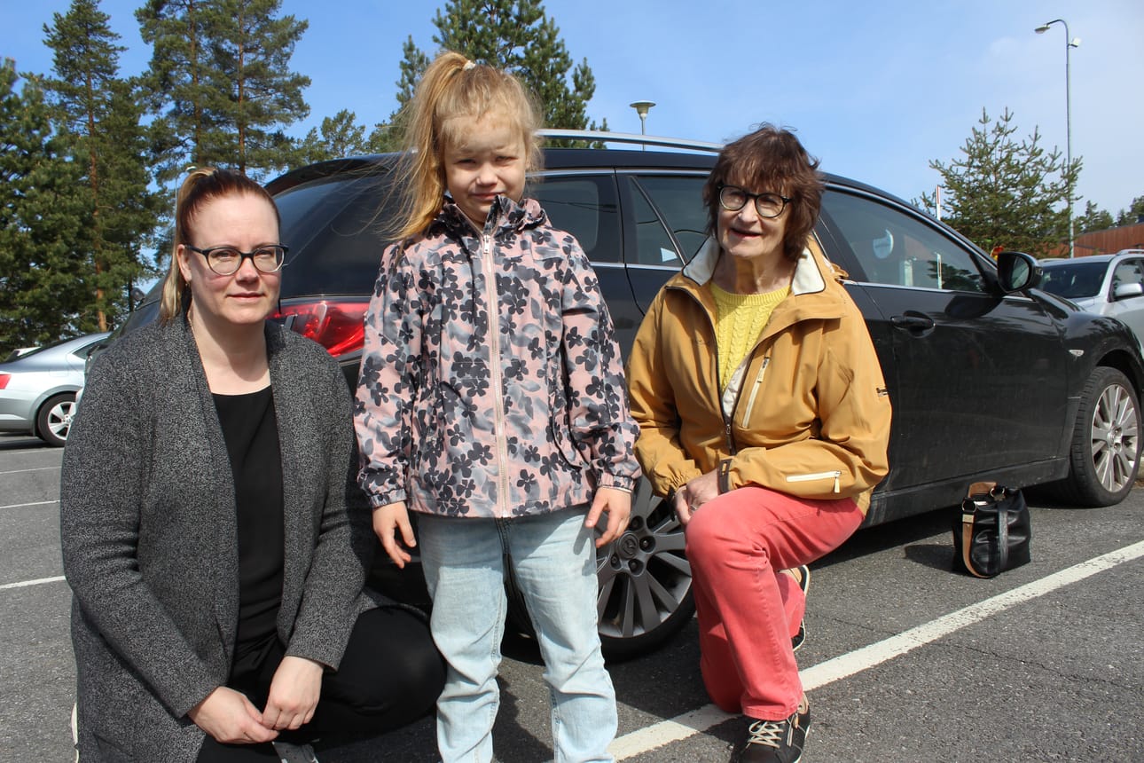 Kaarina Lehtimäki (oikealla) sekä Aava ja Katri Ristiniemi suuntasivat perjantaina heti aamupäivästä eläinpuistokierrokselle.