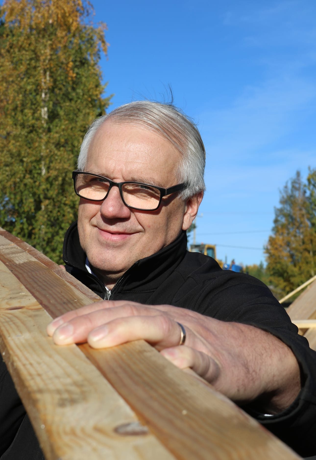 OTP Travellin Tyrnävän varikko valmistuu Tommi Töllin tontille, missä kuljetusyhtiö on vuokralla. Tölli myös urakoi uudet varikkorakennukset. Aluejohtaja Pekka Kimpimäki on mielissään uusista tiloista. Palvelu paranee, mutta myös kuljettajien on mukavampi lähteä töihin.