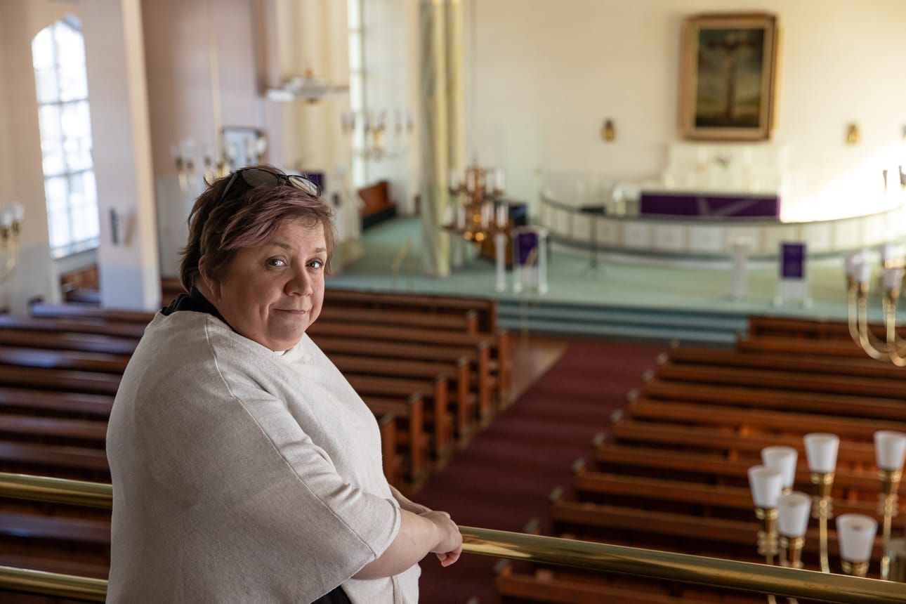 Katja Lehtinen on Kuusamon seurakunnan uusi seurakuntapastori. Kuva on otettu Pyhän Ristin kirkossa.