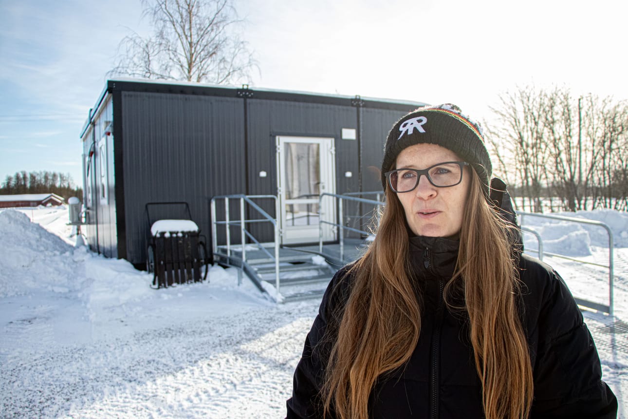 Maarit Liimataisen taustalla Ruukin koeaseman uusin laajennus, eli koeaseman insinööreille tehty oma työtila.