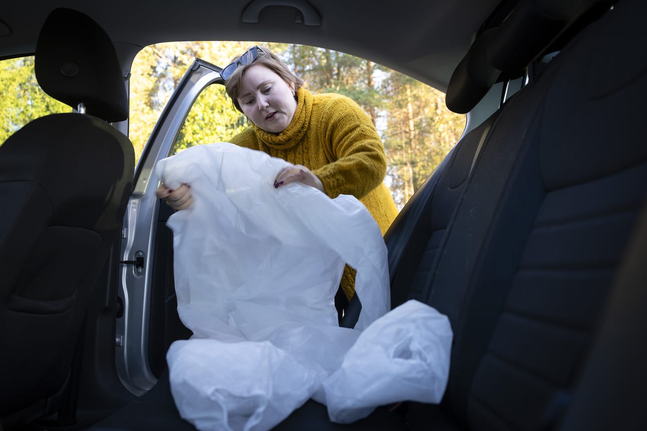 Riikka Lapinjärvi on tehnyt kalmasiivouksia sivutyönään hieman yli vuoden ajan.